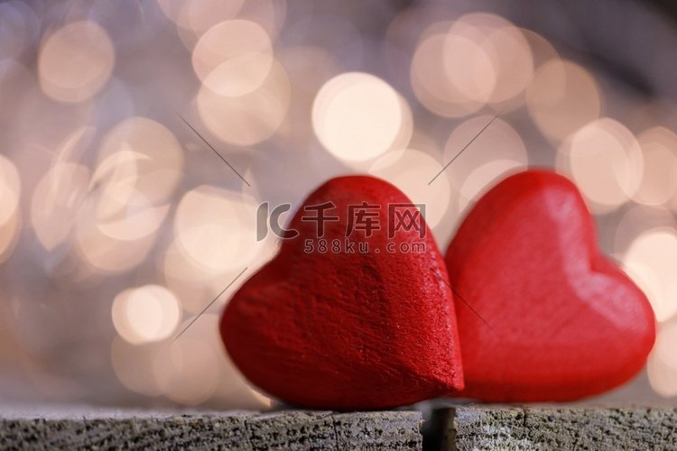 两颗象征爱情的红色木心以美丽的