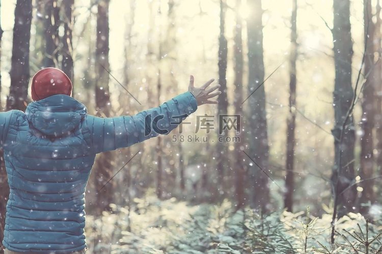 穿着运动羽绒服的男子冬季徒步旅