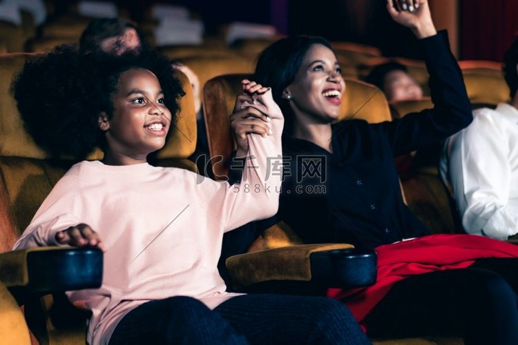 人们的观众喜欢在电影院看电影。
