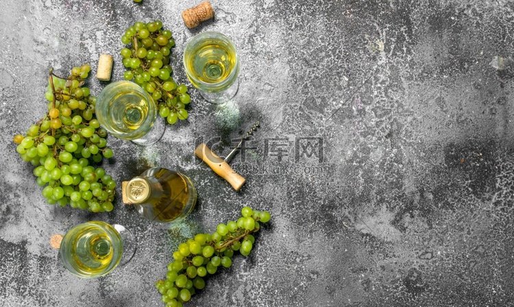 白葡萄酒由绿色新鲜葡萄制成。在