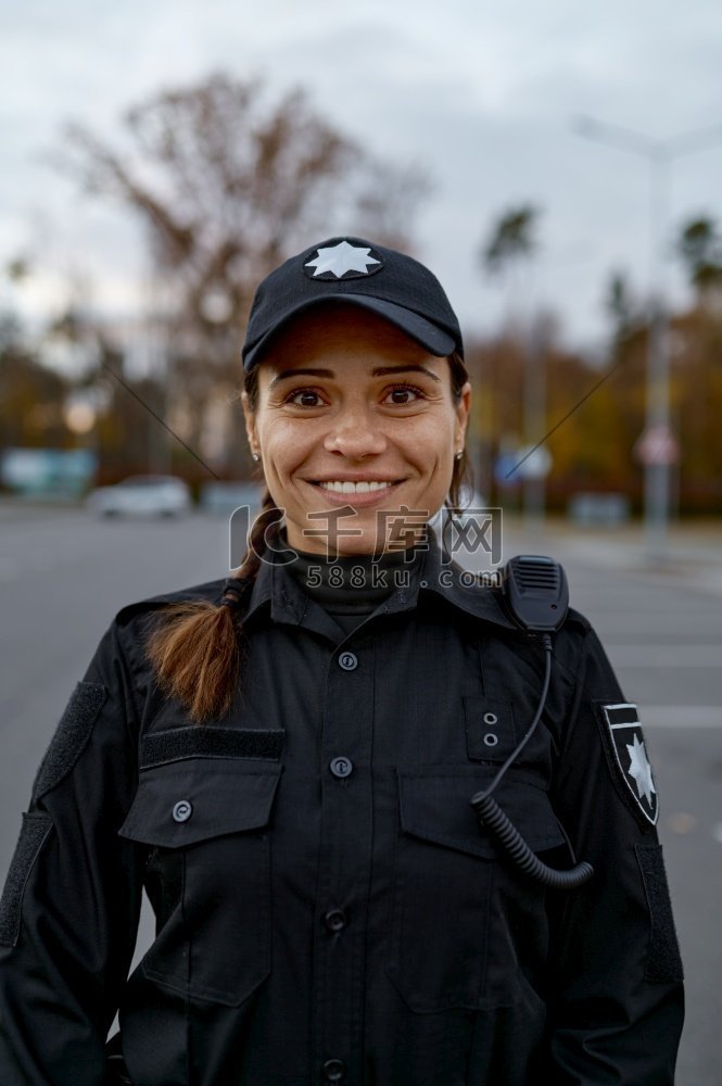 肖像微笑的女警官在街上看向旁边