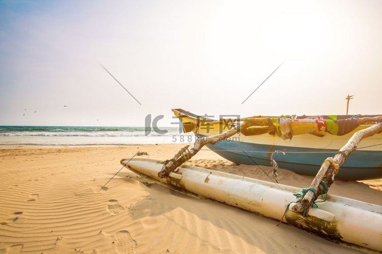 在锡兰的渔船和沙滩。斯里兰卡沙