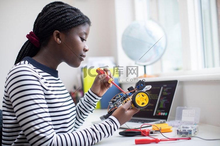 女少年学生在科学课上建造机器人