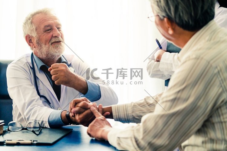资深男医生在医院办公室与老年病