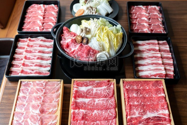 日本和牛和黑布猪肉寿喜烧准备好