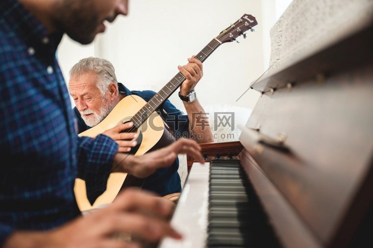 年迈的父子在家中演奏音乐，与家
