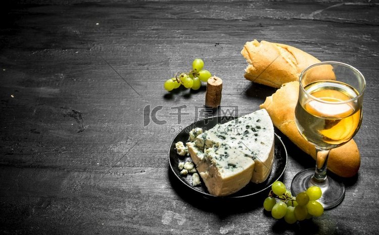 一杯白葡萄酒配蓝奶酪和夏巴塔。