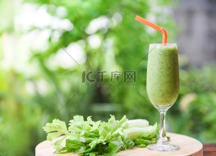 蔬菜汁冰沙夏天和新鲜芹菜茎在木