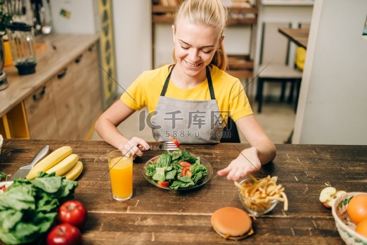 女性选择健康的生物食品。素食理