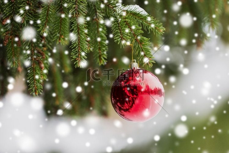 冬季假期和装饰概念—红色圣诞球