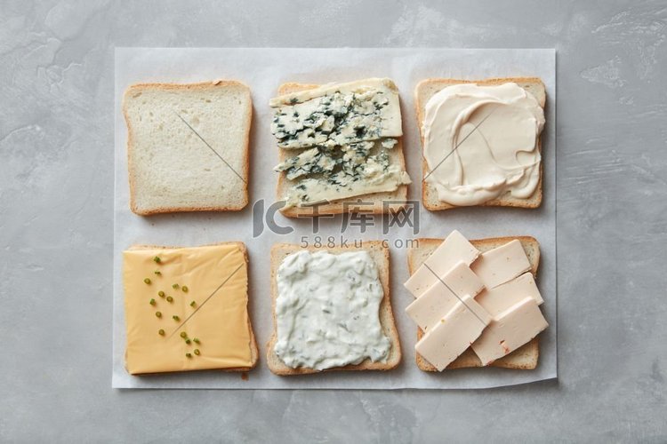 面包片与不同类型的奶酪在羊皮纸