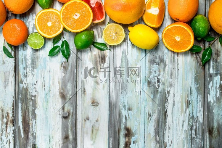 多汁的柑橘叶。木背景。多汁的柑