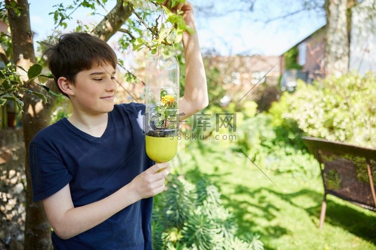 十几岁的男孩在家中的花园里用塑