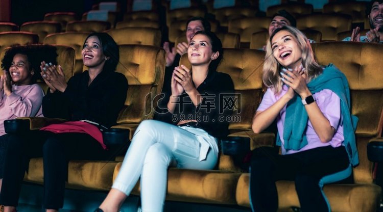 人们在电影院看电影。团体娱乐活