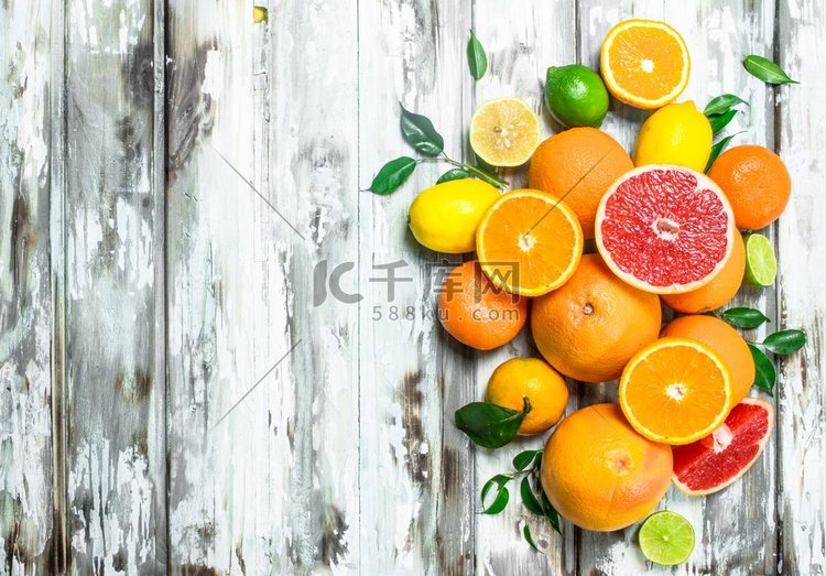 多汁的柑橘和叶子。在木质背景上