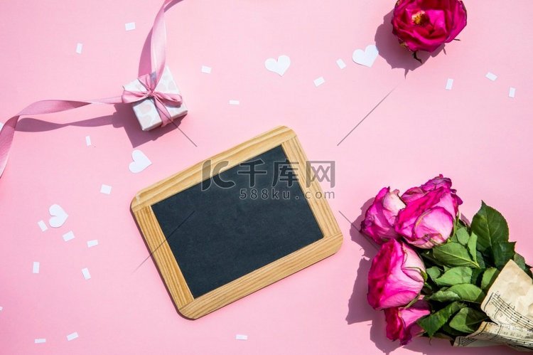 花束玫瑰与小黑板