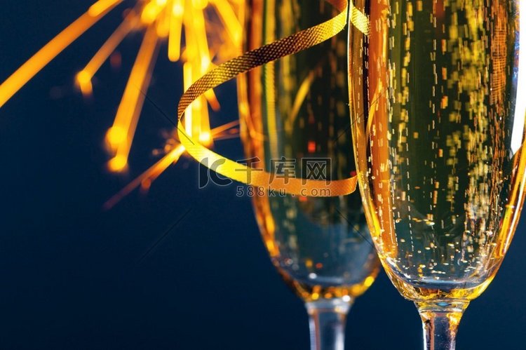 两杯香槟和闪亮的灯光在新年派对