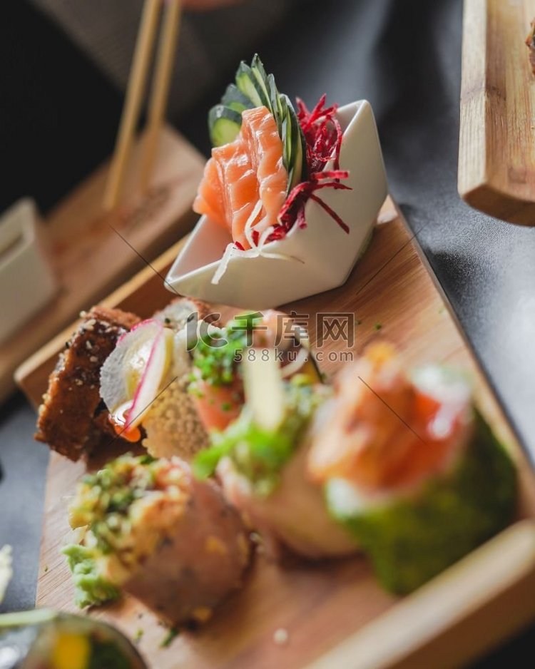 寿司和日本食物在餐厅的桌子上