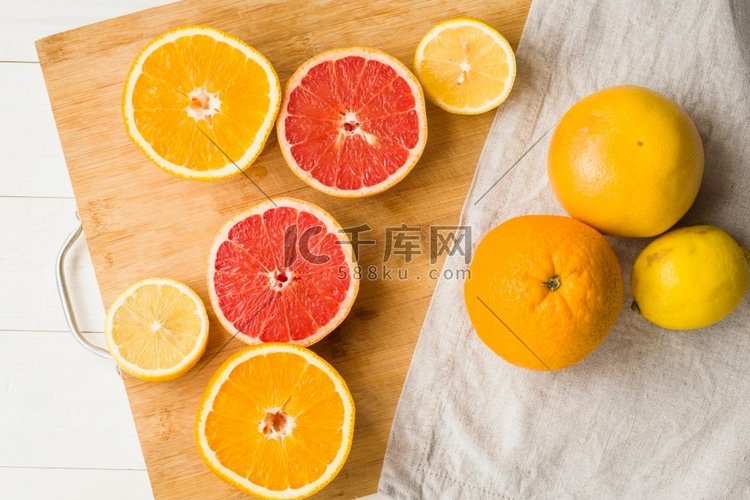 高角度视角柑橘水果半切木砧板
