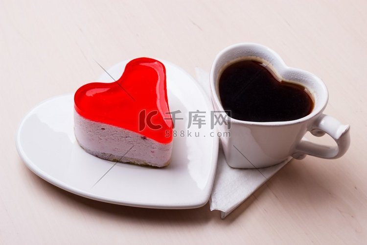 心形咖啡杯和果冻蛋糕在木制厨房