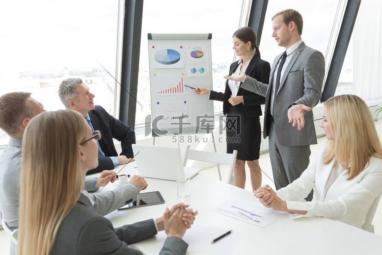 商务会议期间，女商人指着白板上