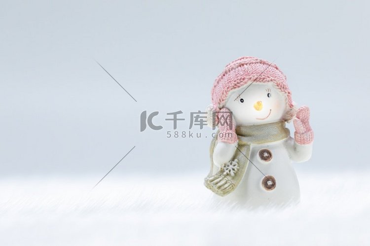 女性雪人玩具在冻结的雪轻冬天背