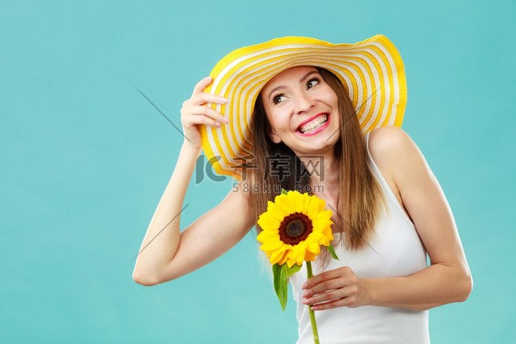 有吸引力的夏天妇女的肖像在黄色