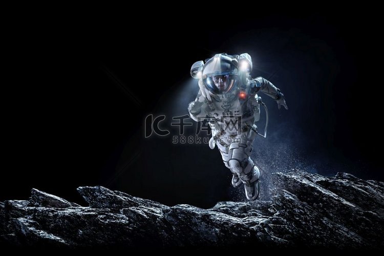 穿着宇航服的宇航员在行星表面奔