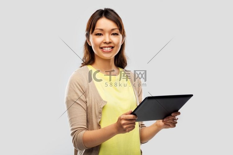 技术和人的概念—愉快的亚洲妇女