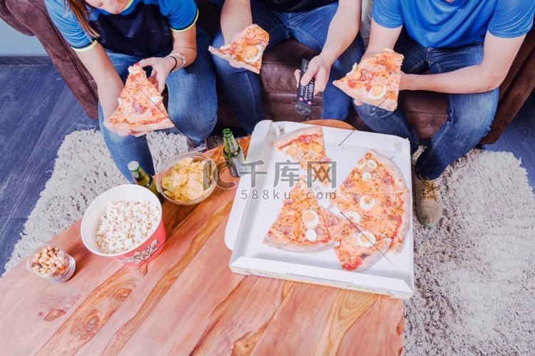 朋友们吃披萨看足球