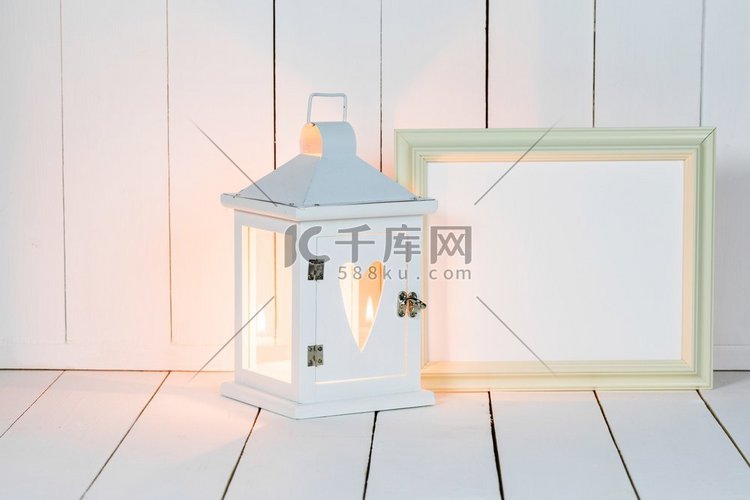 蜡烛灯笼用心脏和画框装饰在白色