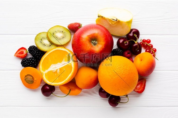 平铺水果组合桌面。高分辨率照片