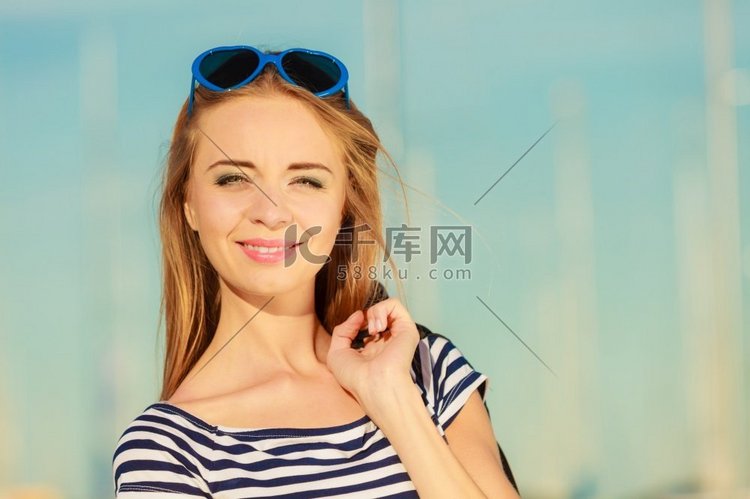 夏季放松概念肖像女孩与蓝色心形