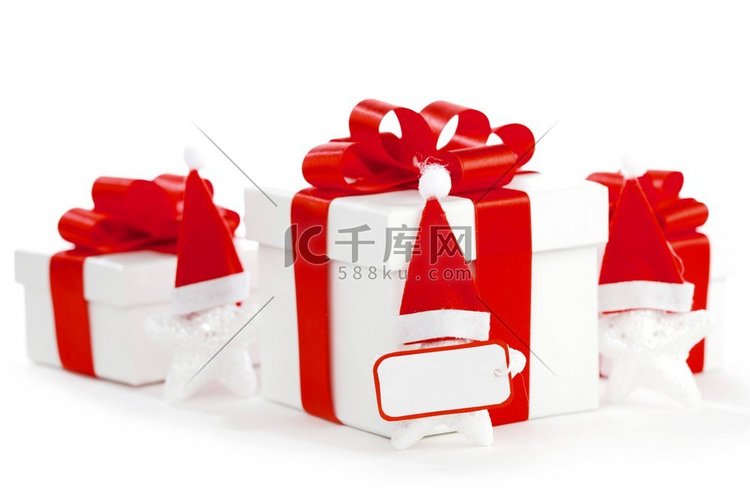 白色礼品盒，红色丝带，白色背景