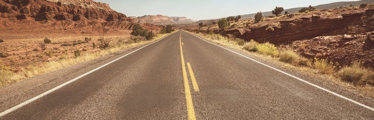 山间风景如画的公路。旅行背景。