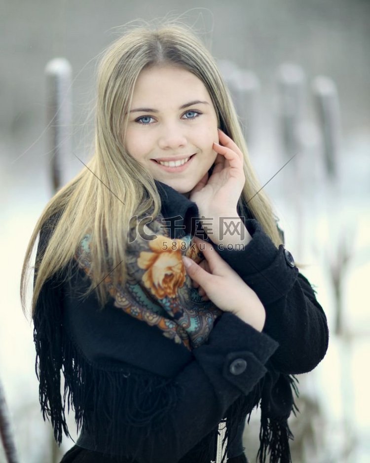 美丽的俄罗斯妇女在围巾在冬天