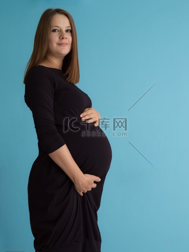 有手的快乐孕妇的画象在腹部隔绝