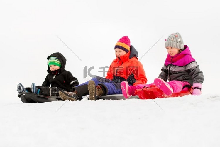 童年，雪橇和季节概念—一群快乐
