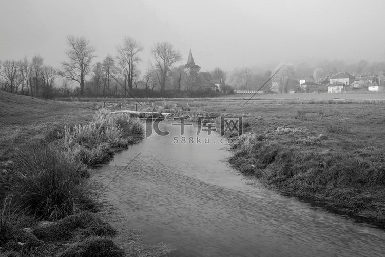 冷雾冬天风景在英国农村黑白图象