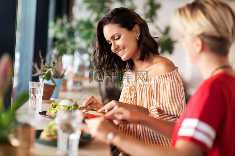 食物和人的概念—女性朋友在餐馆