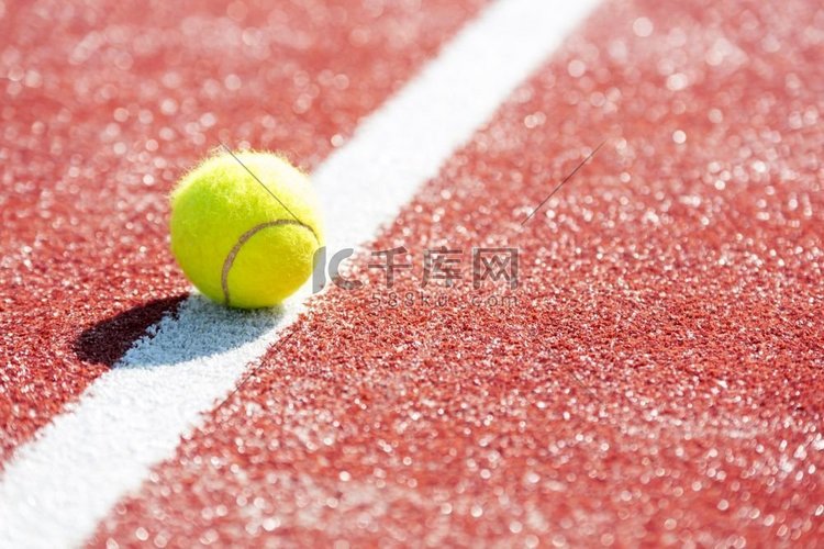 高角度的看法网球在红球场在晴天