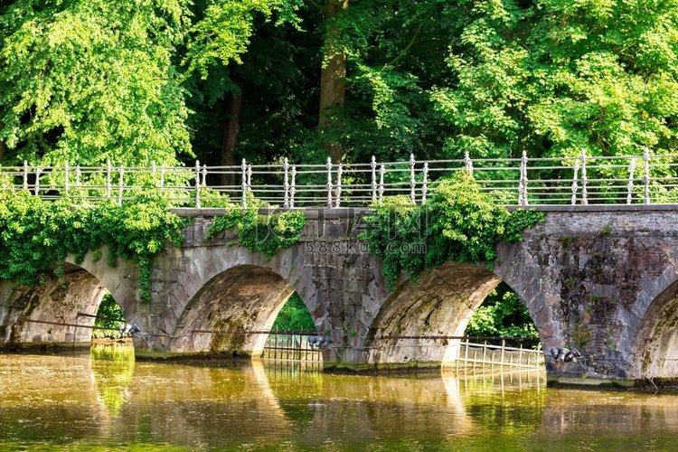石桥公园，古老的欧洲小镇。夏季
