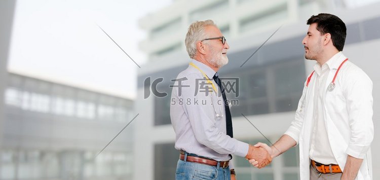 一名住院医生与另一名医生握手。