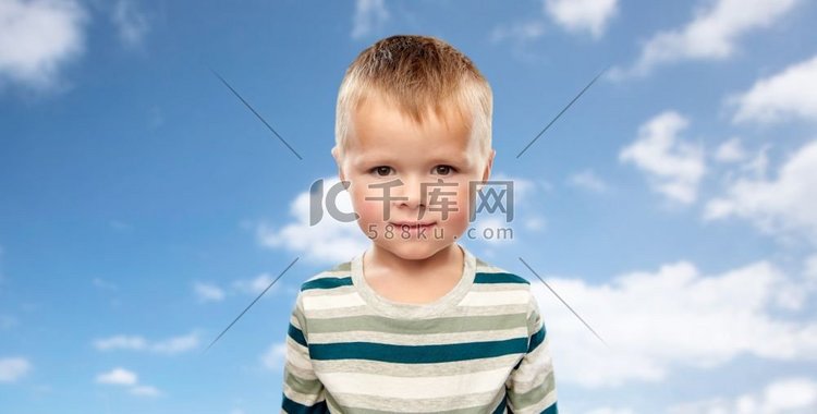 童年和人概念—小男孩的肖像在蓝