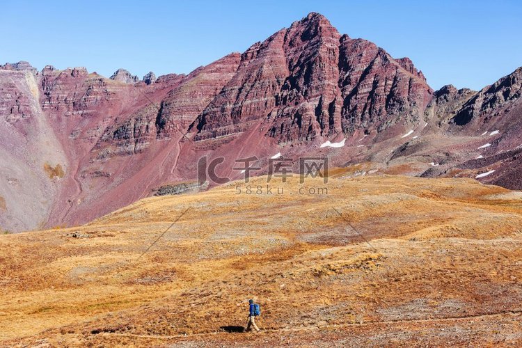 在秋天的山上徒步旅行。秋季主题