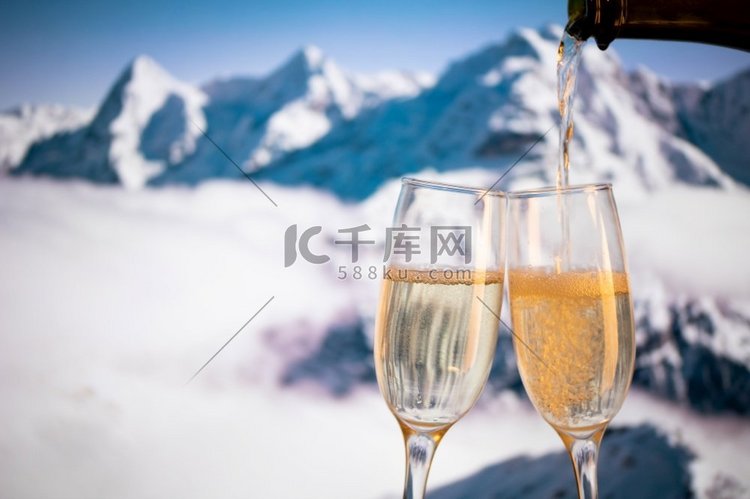香槟杯和雪山在背景新年