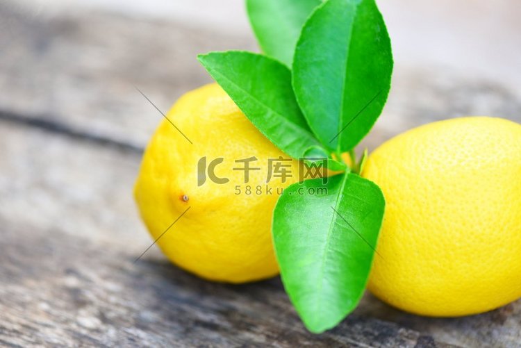 新鲜的柠檬与绿叶在桌子背景在夏