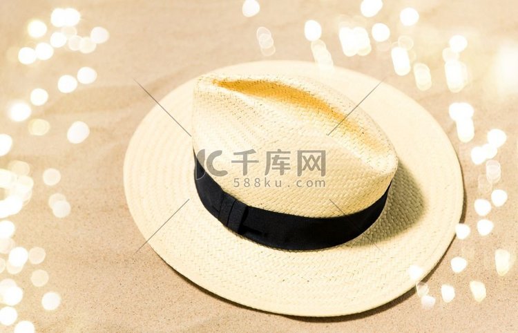 暑假和度假概念-沙滩上的草帽。