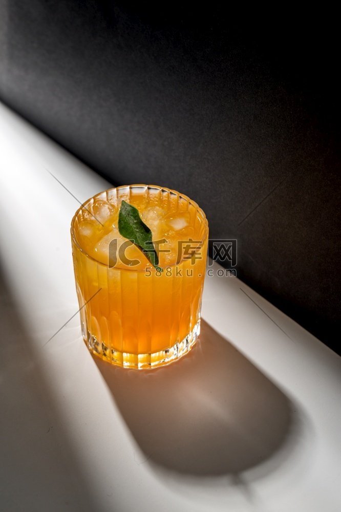 饮料，排毒和维生素概念—一杯橙