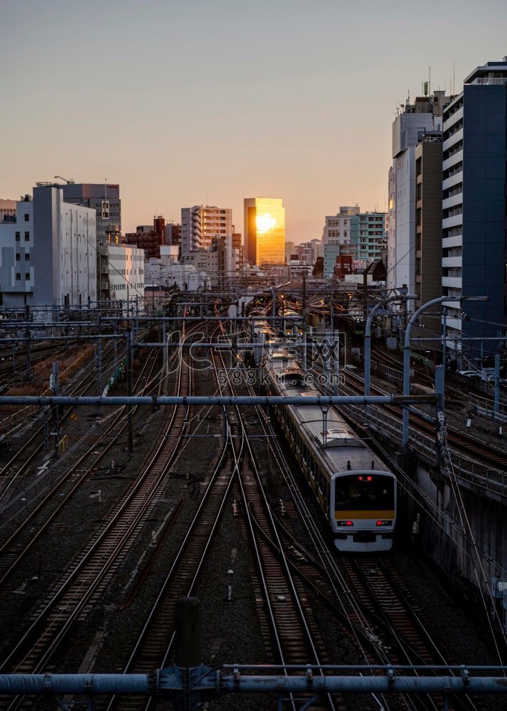 日本现代火车城市景观